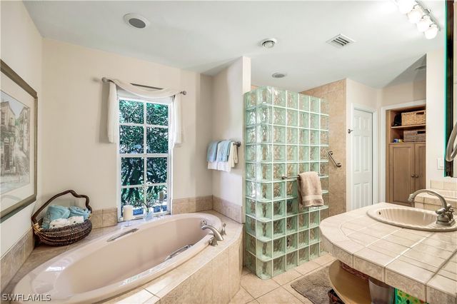 712 Pine Creek LN, Naples, FL 34108