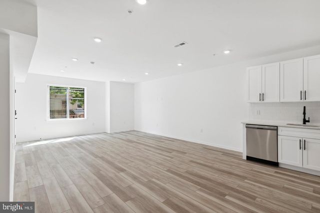 890 N 42ND ST, Philadelphia, PA 19104
