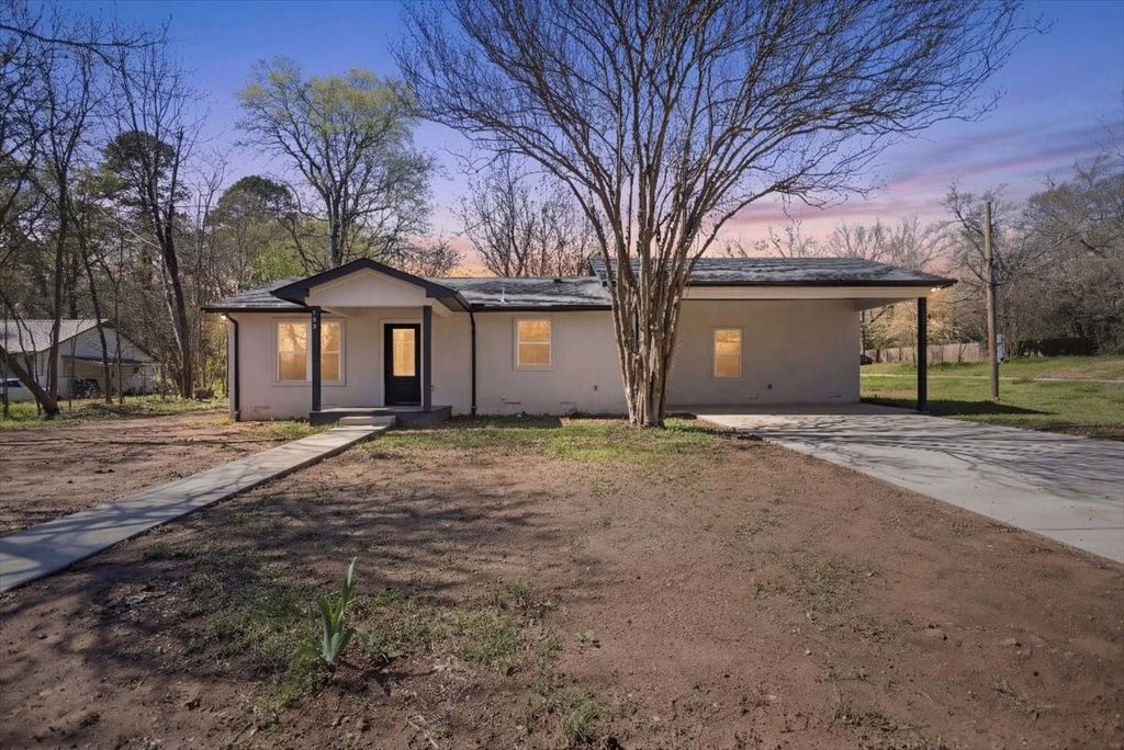 702 S Montgomery Street, Gilmer, TX 75644