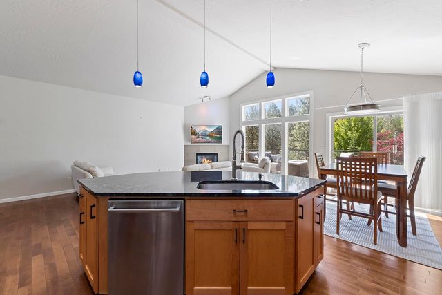 1227 W Quail Crest Ave, Spokane, WA 99224