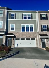 5003 Summit Dr, South Park, PA 15129
