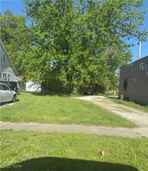 23 Manchester Avenue, Youngstown, OH 44509