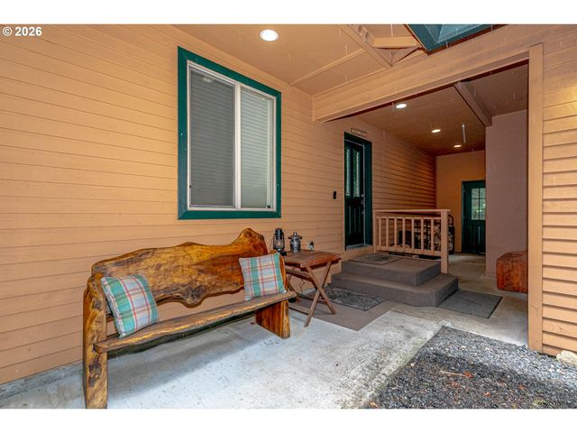 53221 E MARMOT Rd, Sandy, OR 97055