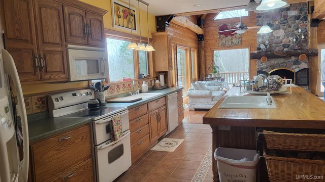 W8310 Meyer Lane, Crivitz V-wi, WI 54114