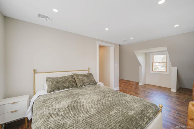 21 Adams Street N, Farmingdale, NY 11735