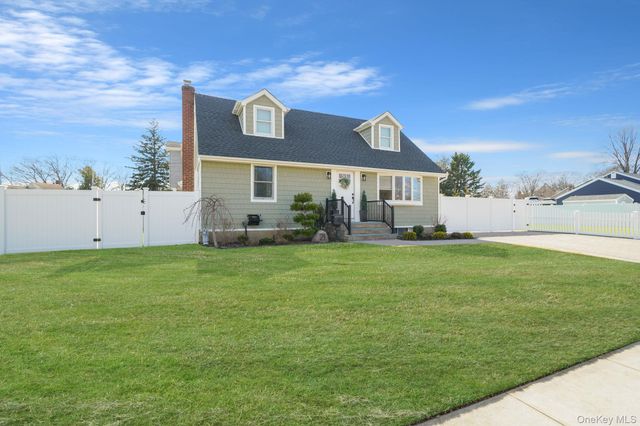 21 Adams Street N, Farmingdale, NY 11735