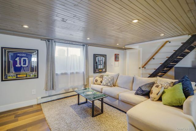 21 Adams Street N, Farmingdale, NY 11735