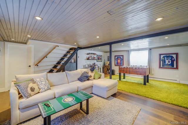 21 Adams Street N, Farmingdale, NY 11735