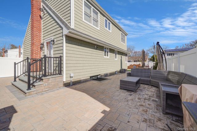 21 Adams Street N, Farmingdale, NY 11735