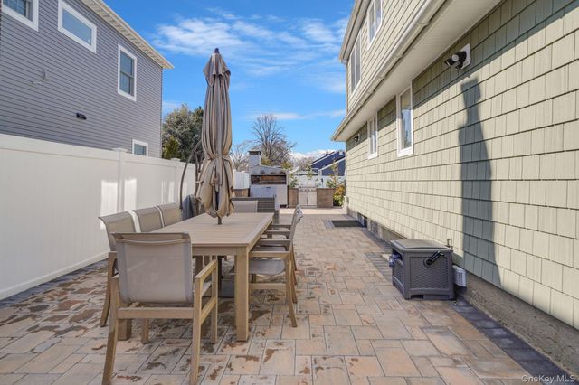 21 Adams Street N, Farmingdale, NY 11735