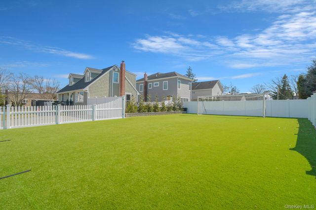 21 Adams Street N, Farmingdale, NY 11735