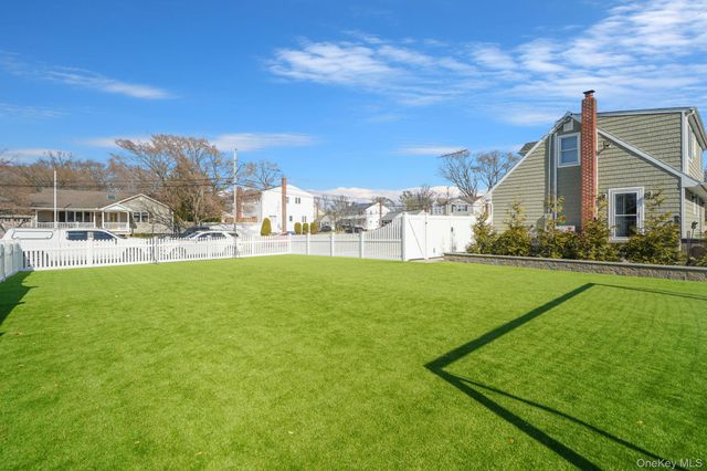 21 Adams Street N, Farmingdale, NY 11735