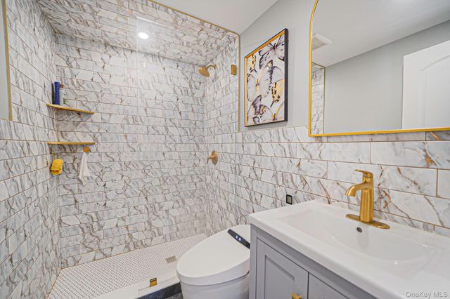 21 Adams Street N, Farmingdale, NY 11735