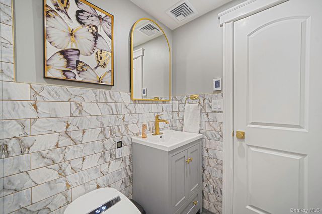 21 Adams Street N, Farmingdale, NY 11735