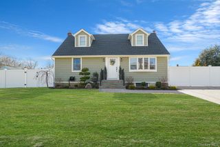 21 Adams Street N, Farmingdale, NY 11735