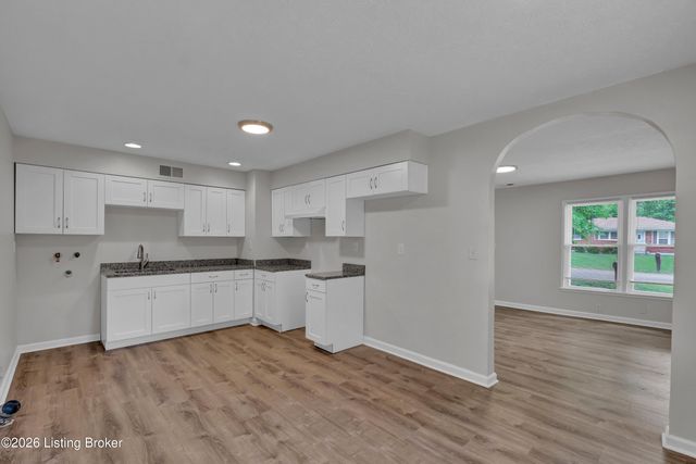 9508 Yellow Pine Ct, Louisville, KY 40229