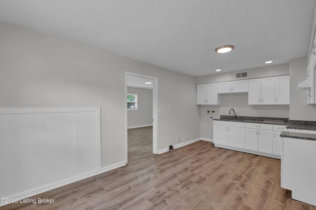 9508 Yellow Pine Ct, Louisville, KY 40229