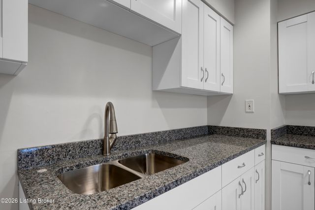 9508 Yellow Pine Ct, Louisville, KY 40229