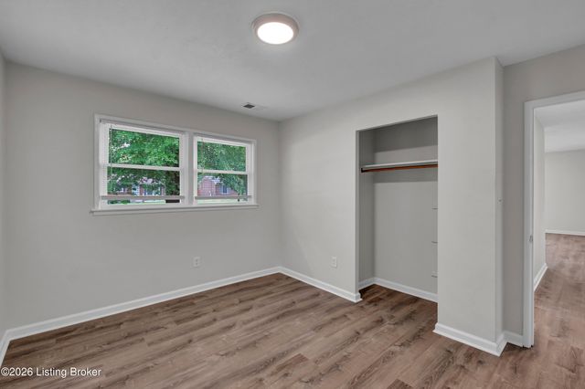 9508 Yellow Pine Ct, Louisville, KY 40229