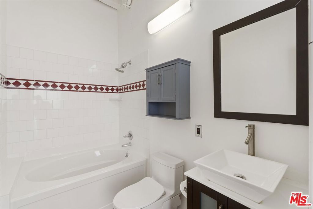 Image 16 of property listing at 312 W 5th Street 917, Los Angeles, CA 90013