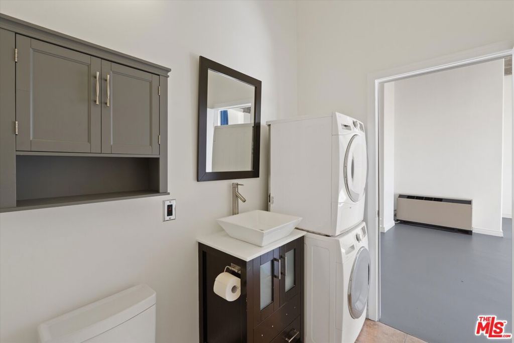 Image 17 of property listing at 312 W 5th Street 917, Los Angeles, CA 90013