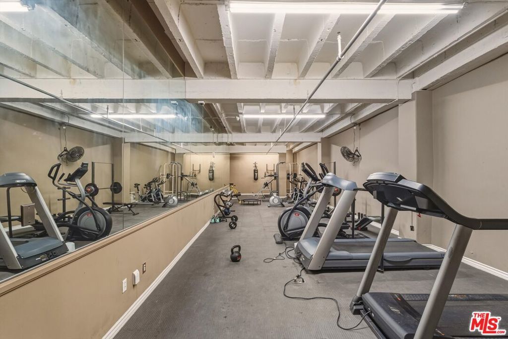 Image 20 of property listing at 312 W 5th Street 917, Los Angeles, CA 90013