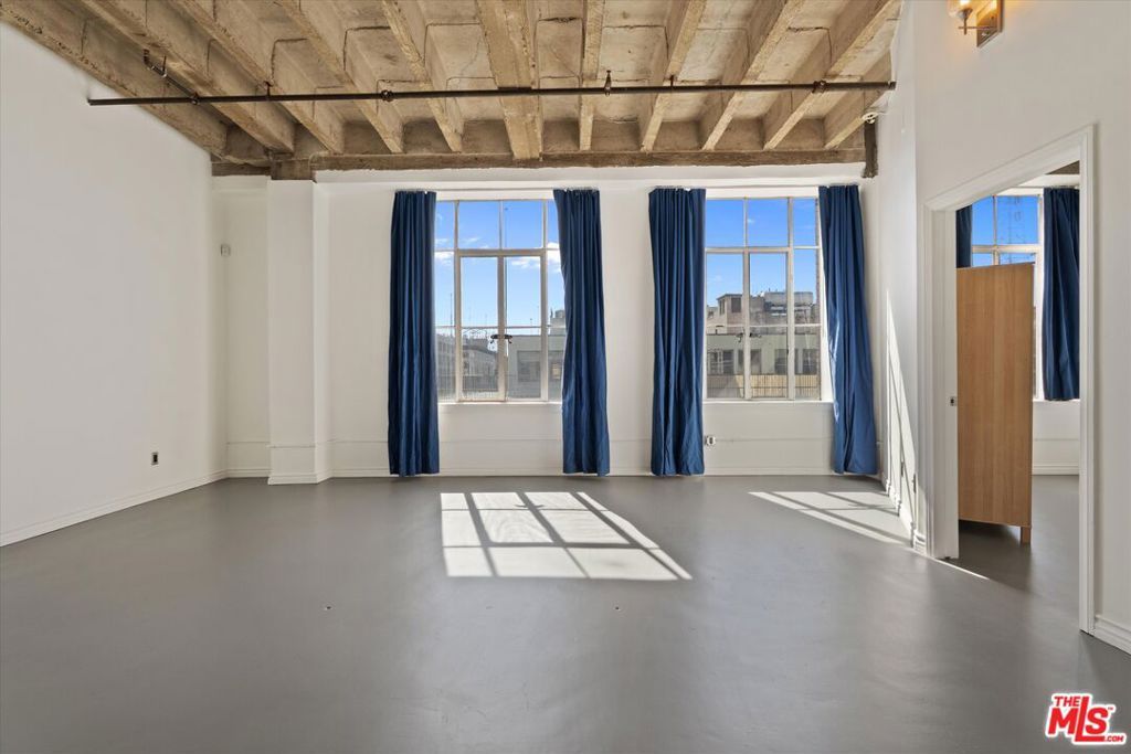 Image 5 of property listing at 312 W 5th Street 917, Los Angeles, CA 90013