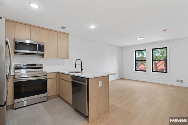 7 Montclair, Paterson, NJ 07503