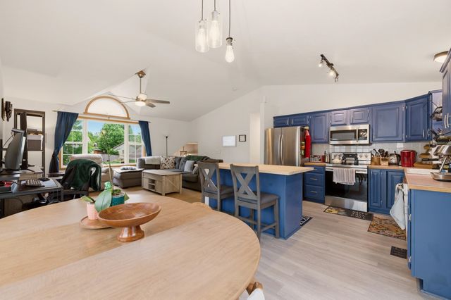 6943 E Perryton St, Bel Aire, KS 67226