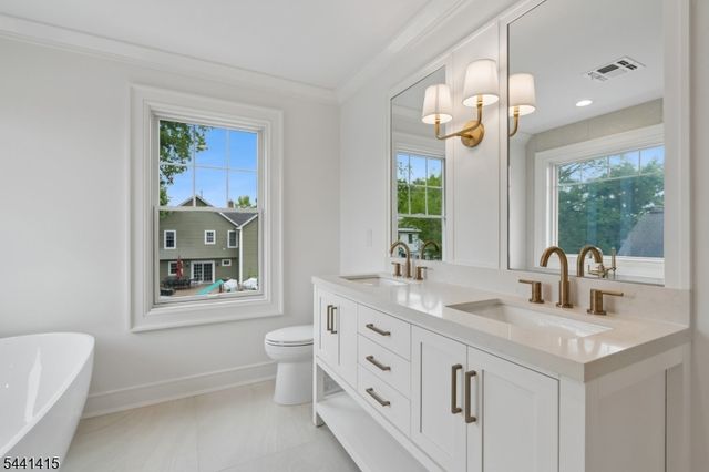 4 Shadylawn Dr, Madison Boro, NJ 07940