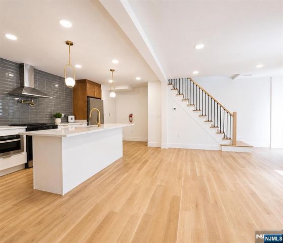 7 Pierce Avenue, Jersey City, NJ 07307