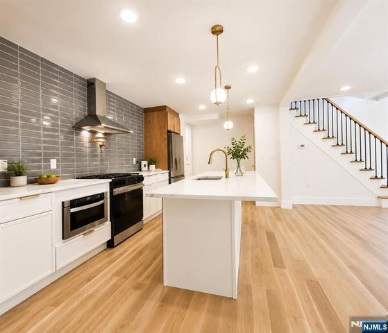7 Pierce Avenue, Jersey City, NJ 07307