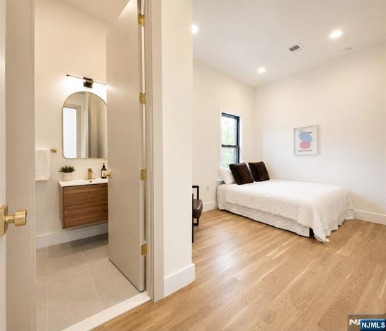 7 Pierce Avenue, Jersey City, NJ 07307