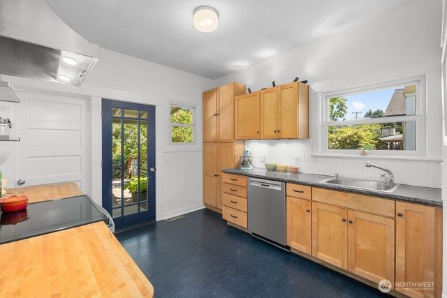 932 Martin Luther King Jr Way, Seattle, WA 98122