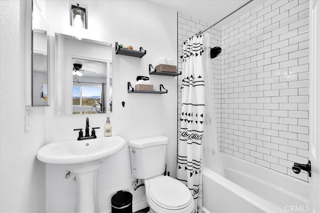 Image 13 of property listing at 670 Ducor Avenue, Landers, CA 92285