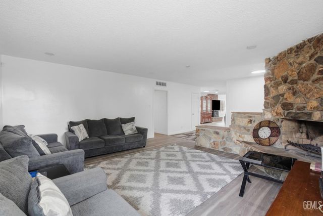 5200 Laguna Street, Bakersfield, CA 93306