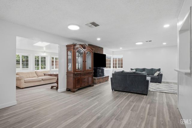 5200 Laguna Street, Bakersfield, CA 93306