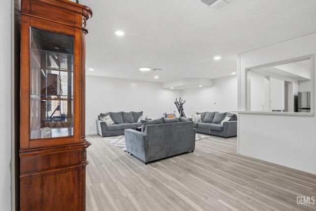 5200 Laguna Street, Bakersfield, CA 93306