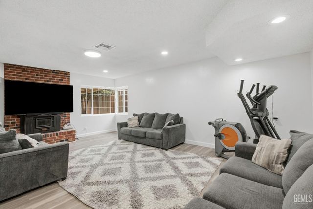 5200 Laguna Street, Bakersfield, CA 93306