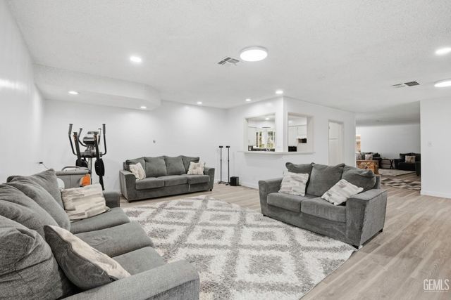 5200 Laguna Street, Bakersfield, CA 93306