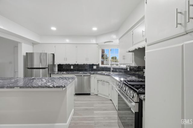 5200 Laguna Street, Bakersfield, CA 93306
