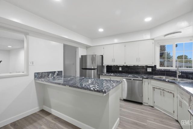 5200 Laguna Street, Bakersfield, CA 93306