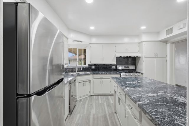 5200 Laguna Street, Bakersfield, CA 93306