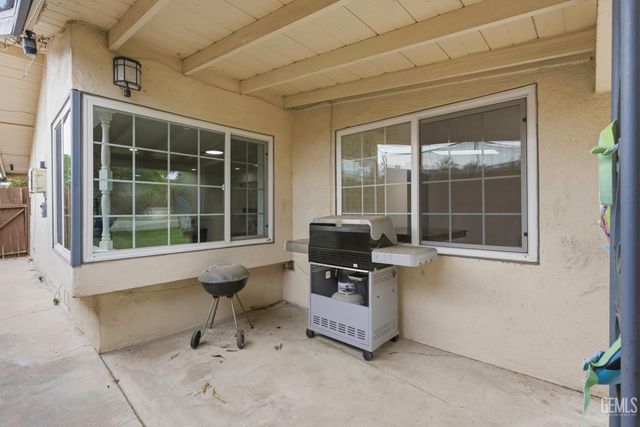 5200 Laguna Street, Bakersfield, CA 93306