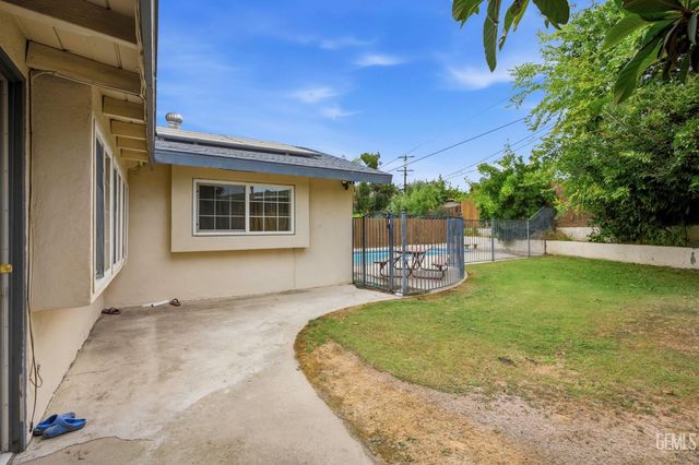 5200 Laguna Street, Bakersfield, CA 93306