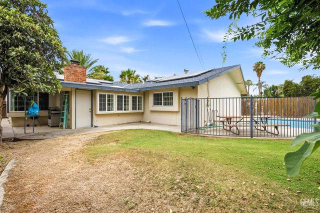 5200 Laguna Street, Bakersfield, CA 93306