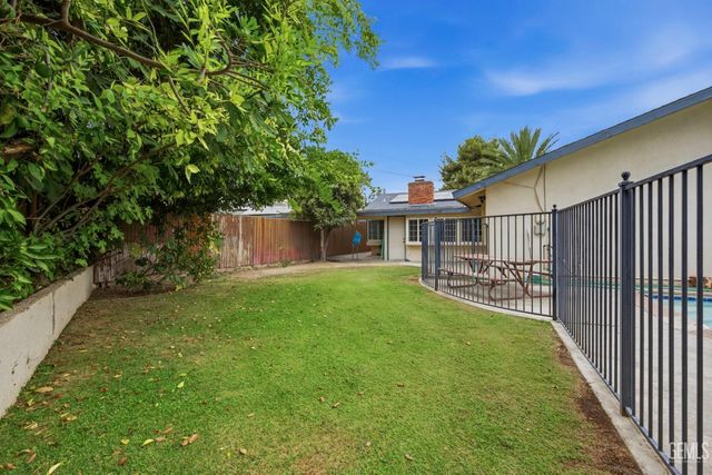 5200 Laguna Street, Bakersfield, CA 93306