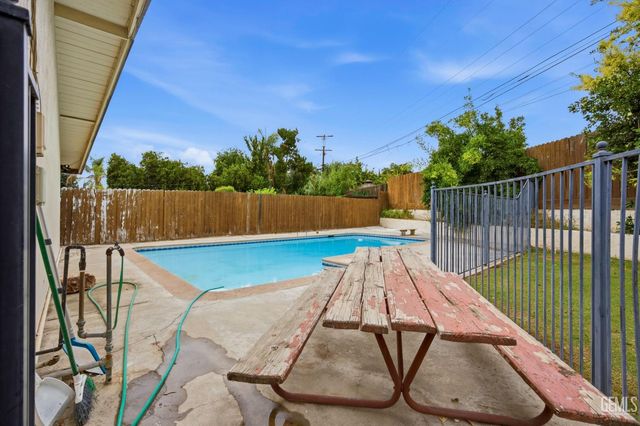 5200 Laguna Street, Bakersfield, CA 93306