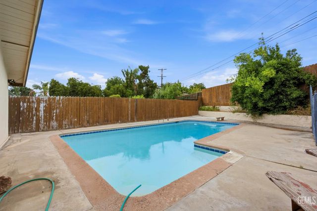 5200 Laguna Street, Bakersfield, CA 93306