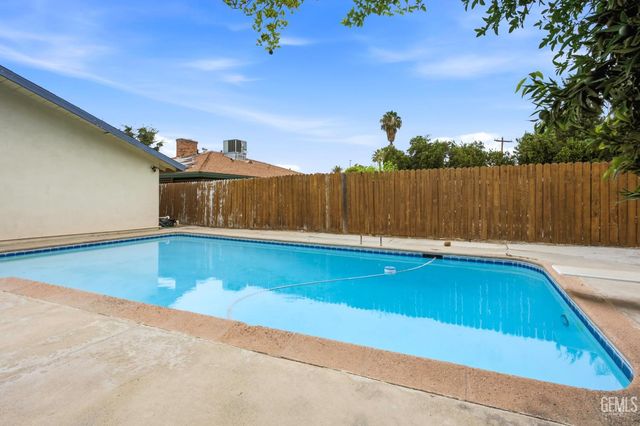 5200 Laguna Street, Bakersfield, CA 93306